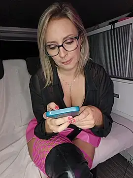 Snapshot of Jade_Emeraud chatting on October 12, 7:27 pm Jade Emeraud online show from October 12, 7:27 pm