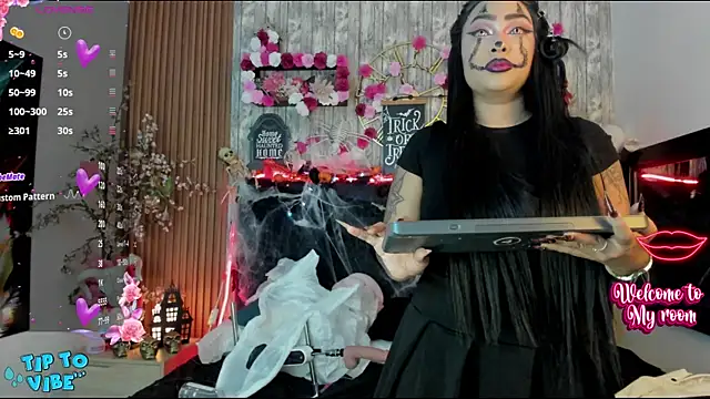 Neko Misaki online show from October 17, 12:30 pm