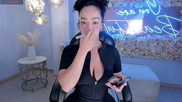 Snapshot of AlessaRomero chatting on October 7, 7:18 pm AlessaRomero online show from October 7, 7:18 pm