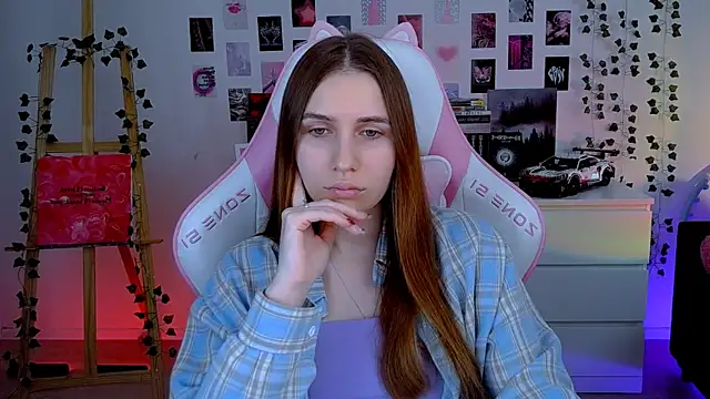 Snapshot of AliceCharmy chatting on October 13, 6:38 am AliceCharmy online show from October 13, 6:38 am