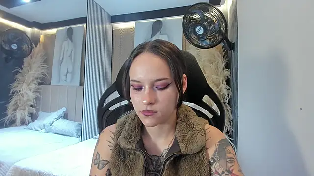 AnnyThompson  online show from March 27, 10:54 pm