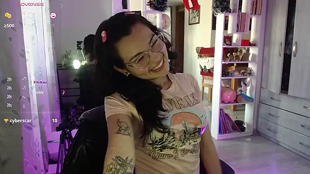 lauvelez   online show from January 7, 8:12 pm