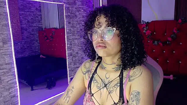 miahernadez303av online show from February 26, 3:49 am