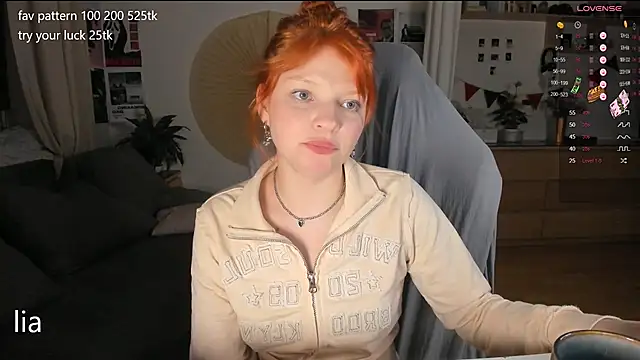 Snapshot of lil_lia chatting on September 22, 10:52 pm lil lia online show from September 22, 10:52 pm