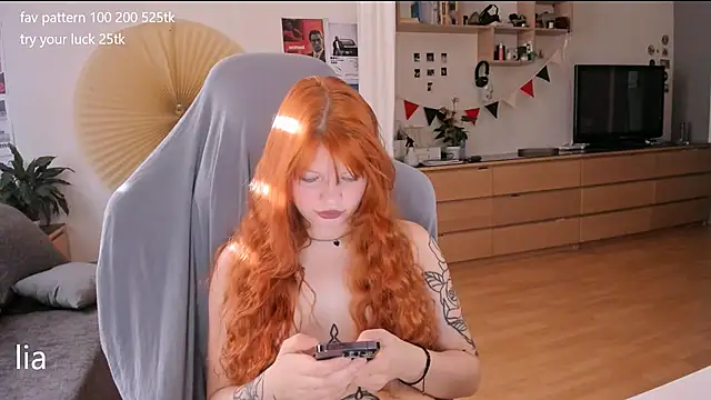 Snapshot of lil_lia chatting on October 1, 8:41 am lil lia online show from October 1, 8:41 am