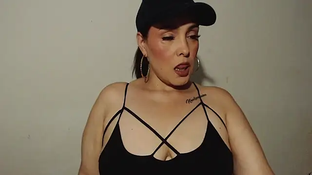 Snapshot of Miss_Agatha chatting on October 12, 10:01 pm Miss Agatha online show from October 12, 10:01 pm