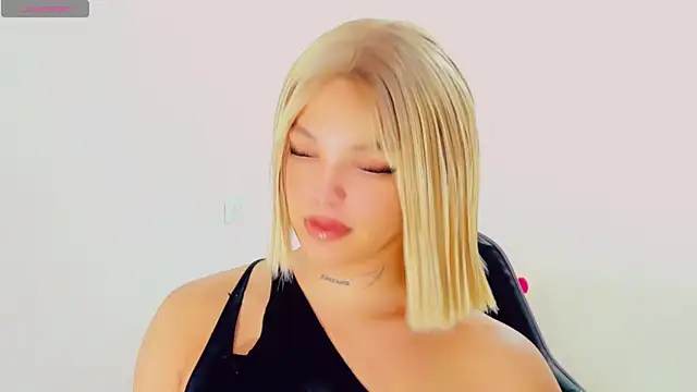 Emmaa Saenz  online show from April 18, 11:15 pm