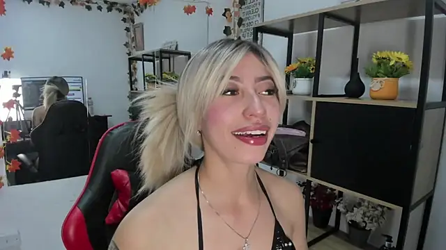 Snapshot of LilithCooperr_ chatting on October 2, 10:59 pm LilithCooperr online show from October 2, 10:59 pm