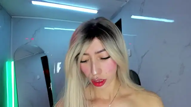 Snapshot of LilithCooperr_ chatting on October 6, 10:36 pm LilithCooperr online show from October 6, 10:36 pm
