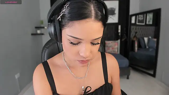 renee shelby  online show from February 9, 8:22 pm