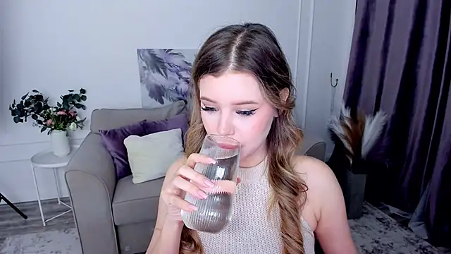 FollowLovee online show from October 4, 8:02 pm