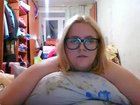 Snapshot of DesireMelissa chatting on October 15, 3:25 pm DesireMelissa online show from October 15, 3:25 pm