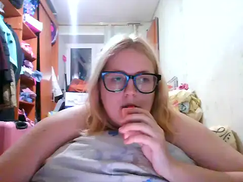 Snapshot of DesireMelissa chatting on October 16, 4:53 pm DesireMelissa online show from October 16, 4:53 pm