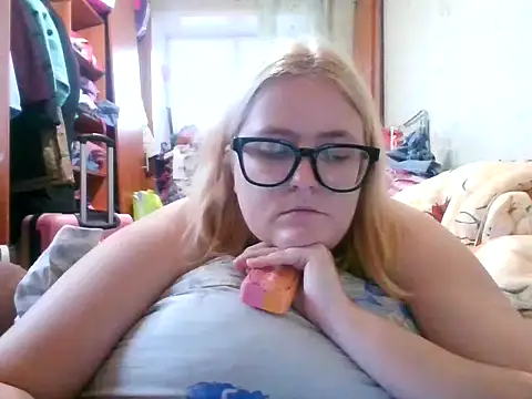 Snapshot of DesireMelissa chatting on October 10, 11:37 am DesireMelissa online show from October 10, 11:37 am