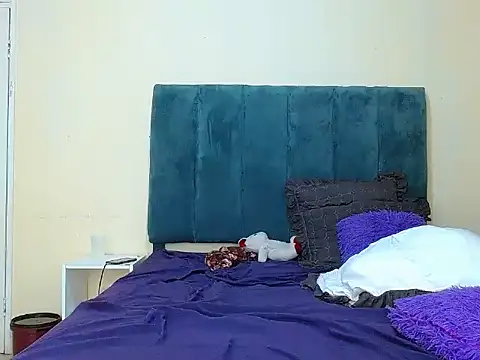Snapshot of curvycloe1 chatting on October 10, 6:29 am curvycloe1 online show from October 10, 6:29 am