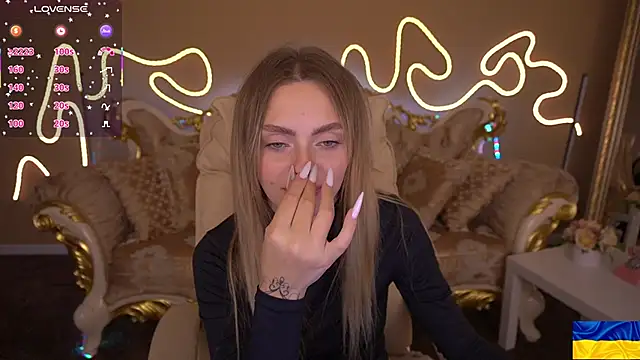 Snapshot of ChloeBrightt chatting on October 13, 8:11 pm ChloeBrightt online show from October 13, 8:11 pm