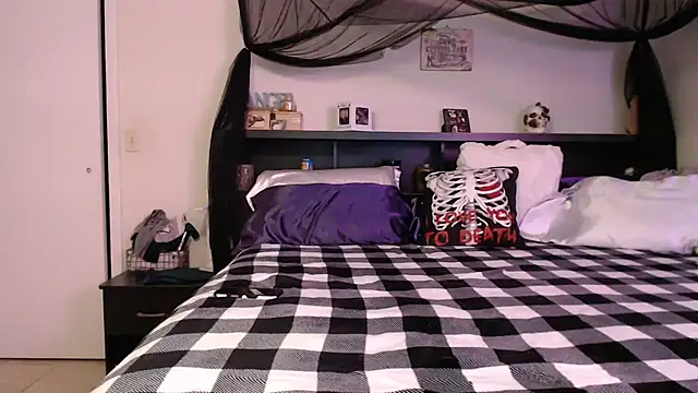 CrystalLakeXO online show from June 25, 4:01 am