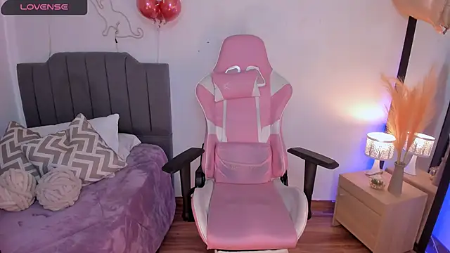 Amy joones online show from April 1, 1:41 pm