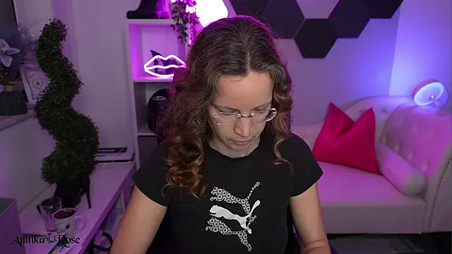 AnnikaRose online show from February 10, 7:00 am