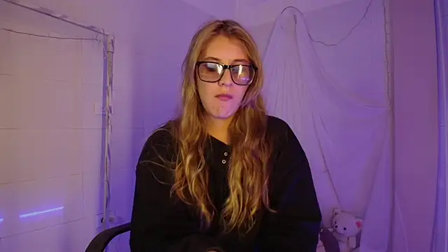 Giia paiige18 online show from October 31, 3:08 am