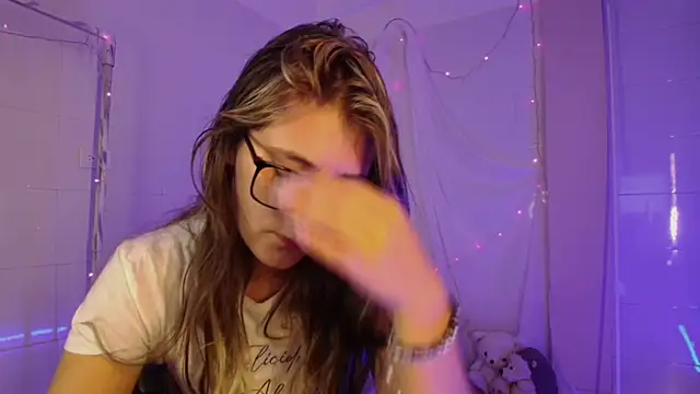 Snapshot of Giia_paiige18 chatting on October 9, 1:43 am Giia paiige18 online show from October 9, 1:43 am