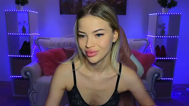 Snapshot of EmmyMills chatting on October 4, 10:58 pm EmmyMills online show from October 4, 10:58 pm