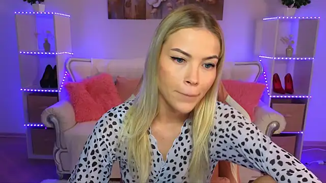 Snapshot of EmmyMills chatting on September 21, 12:09 am EmmyMills online show from September 21, 12:09 am