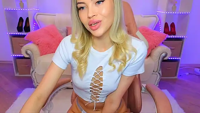 Snapshot of EmmyMills chatting on October 18, 9:16 pm EmmyMills online show from October 18, 9:16 pm
