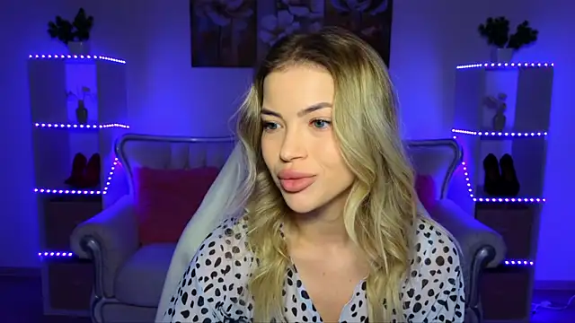 EmmyMills online show from December 5, 7:59 pm