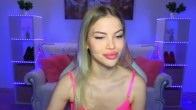 Snapshot of EmmyMills chatting on October 12, 9:17 pm EmmyMills online show from October 12, 9:17 pm
