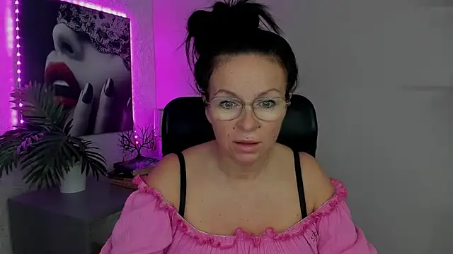 Snapshot of HelenLuxx chatting on September 20, 6:34 am HelenLuxx online show from September 20, 6:34 am