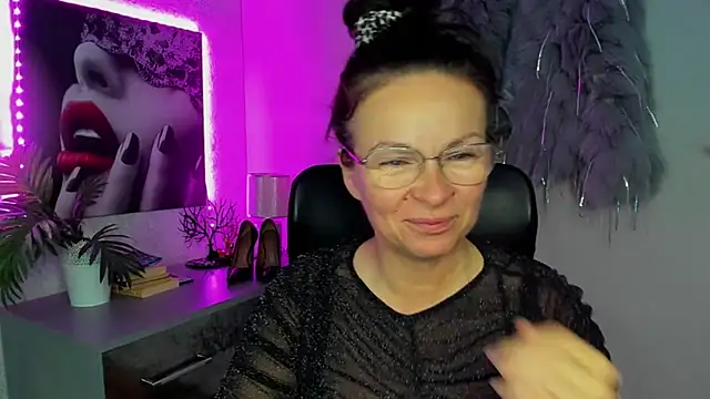 Snapshot of HelenLuxx chatting on October 5, 6:35 pm HelenLuxx online show from October 5, 6:35 pm