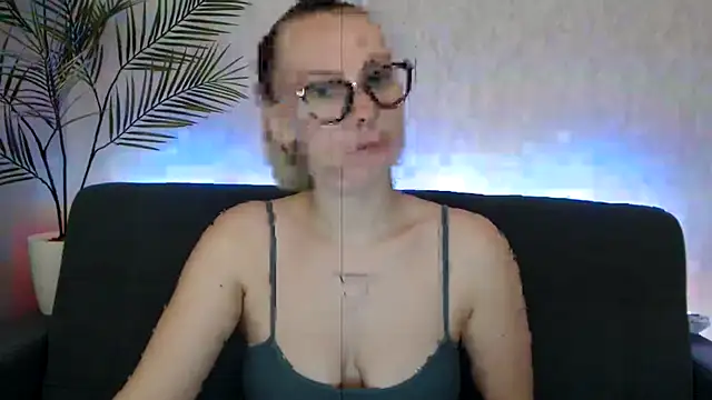Snapshot of _Leslyy_Solo_1 chatting on October 2, 4:56 pm Leslyy Solo 1 online show from October 2, 4:56 pm