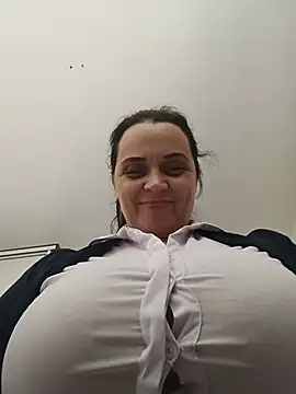 hugebobbs online show from July 28, 3:32 pm