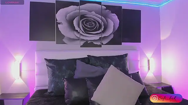 Snapshot of sofi_bakerr chatting on September 29, 11:37 am sofi bakerr online show from September 29, 11:37 am