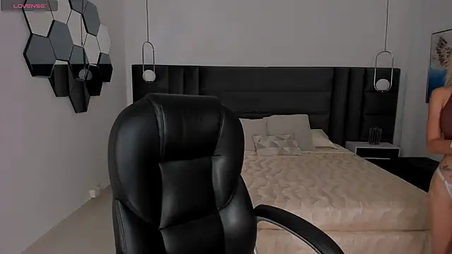 HannaConnor  online show from September 24, 8:30 pm