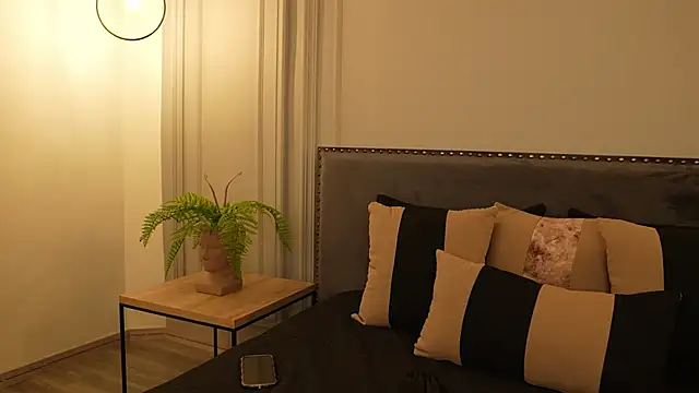 IrisBaker online show from October 29, 9:28 pm