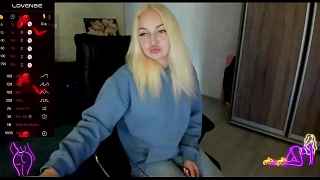 Snapshot of Stella__Cox chatting on October 16, 8:28 am Stella Cox online show from October 16, 8:28 am
