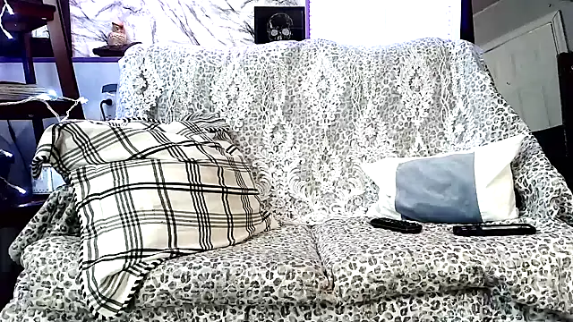 Genevieve143 online show from April 22, 7:00 pm