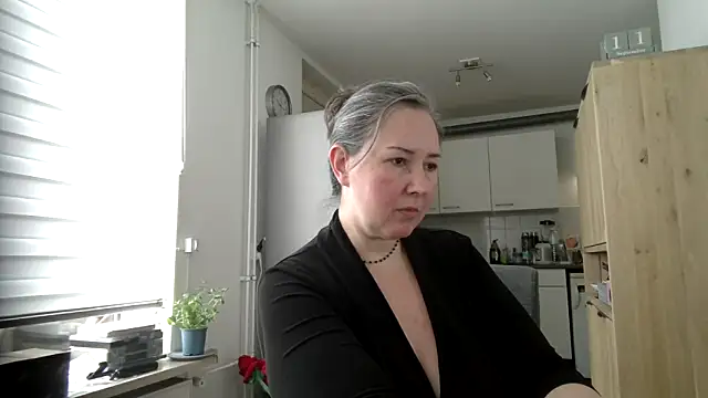 Snapshot of MilfGina chatting on September 12, 8:23 am MilfGina online show from September 12, 8:23 am