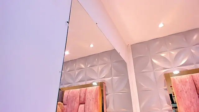 Charlotte Ice1 online show from April 6, 5:25 pm