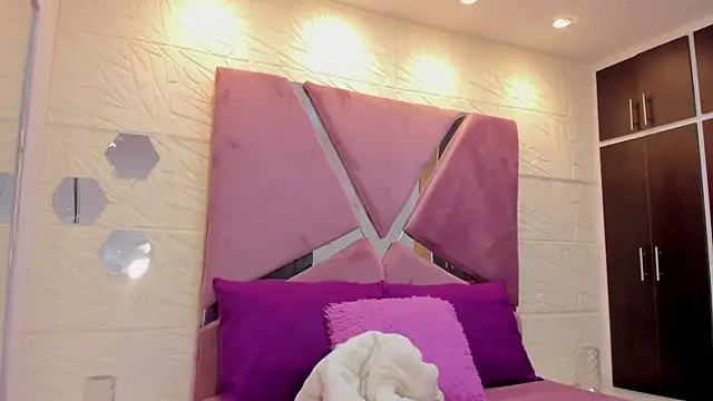 Charlotte Ice1 online show from November 27, 4:43 pm