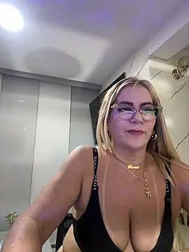 LARIANA RIVERA23 online show from April 7, 8:16 am