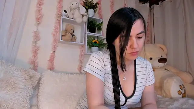 Idara and Edahi01 online show from April 2, 1:03 am