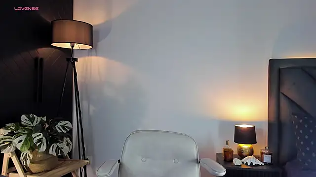 R a v e n online show from October 15, 7:49 pm