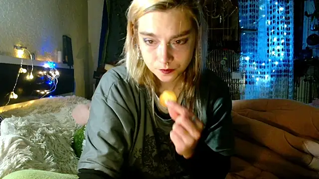 Sophie Bell online show from May 3, 6:33 pm