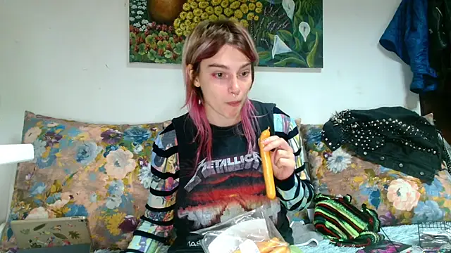 Snapshot of Sophie_Bell chatting on October 13, 3:47 pm Sophie Bell online show from October 13, 3:47 pm