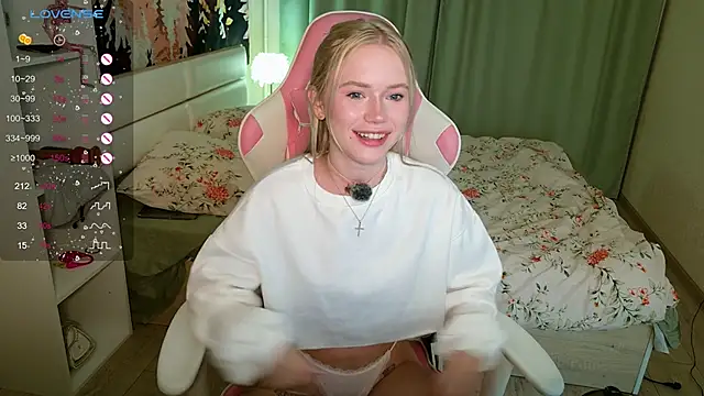 Snapshot of LexieLoree chatting on October 4, 3:01 am LexieLoree online show from October 4, 3:01 am