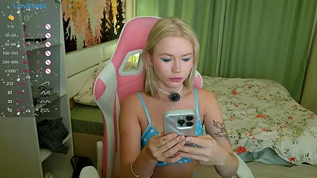 Snapshot of LexieLoree chatting on September 26, 3:04 am LexieLoree online show from September 26, 3:04 am