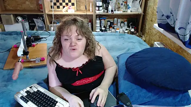 Snapshot of MiniNatalie chatting on October 2, 3:39 pm MiniNatalie online show from October 2, 3:39 pm